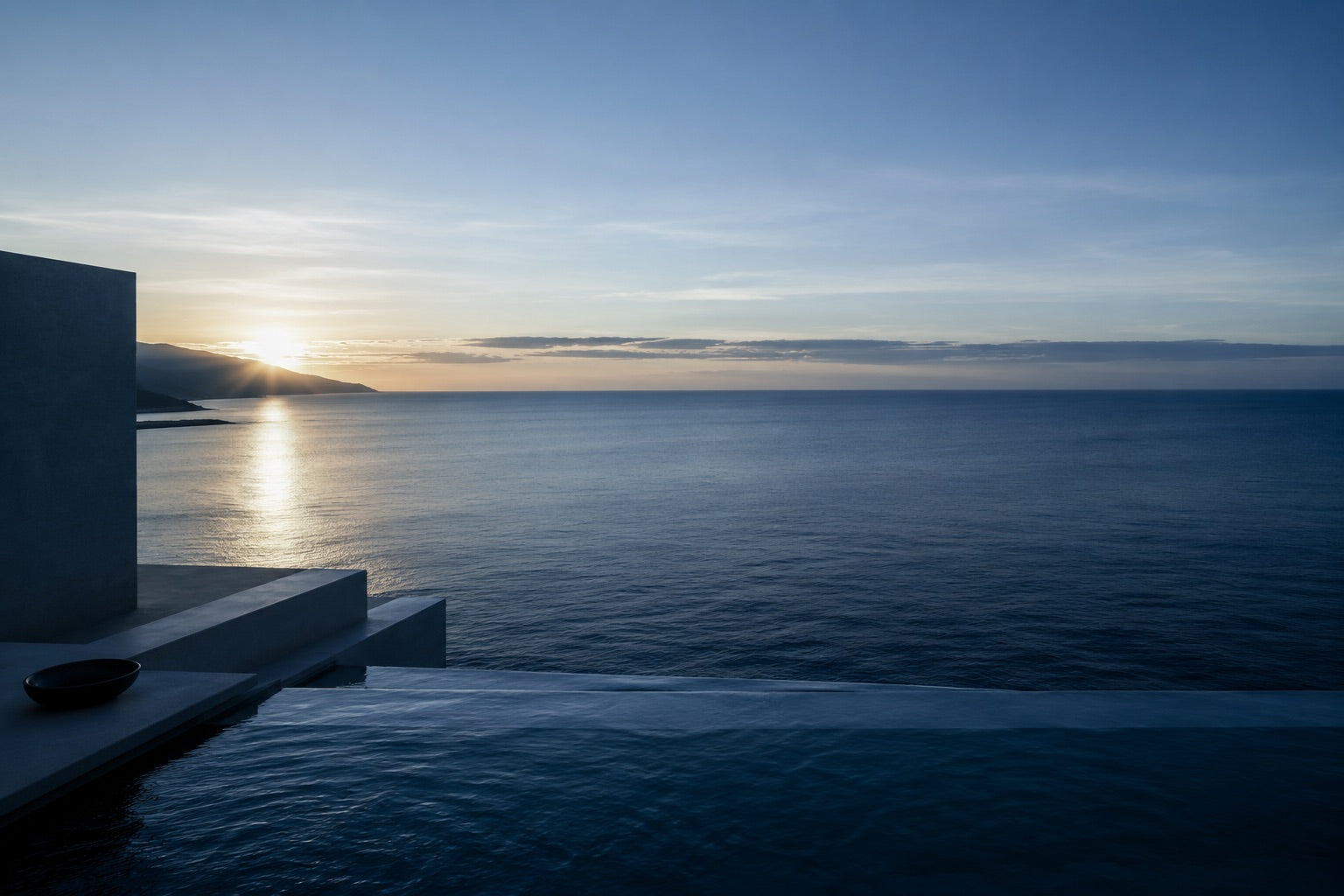 VITAQ Omega3 1100 ruhiges Meer im Morgenlicht mit Blick auf den Horizont